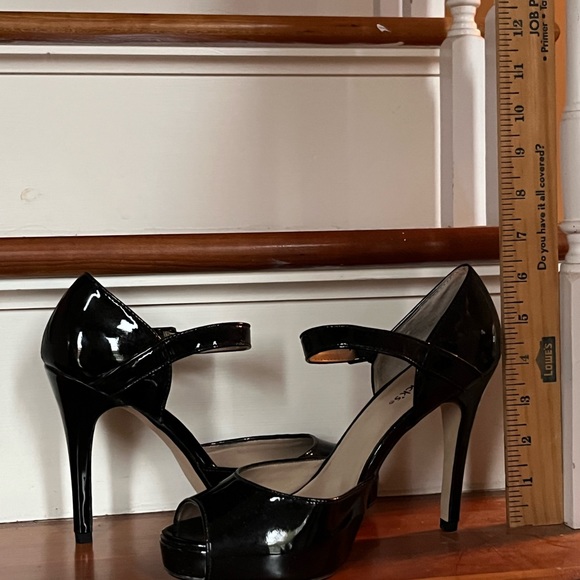Open tie black patent pump. - Picture 2 of 7